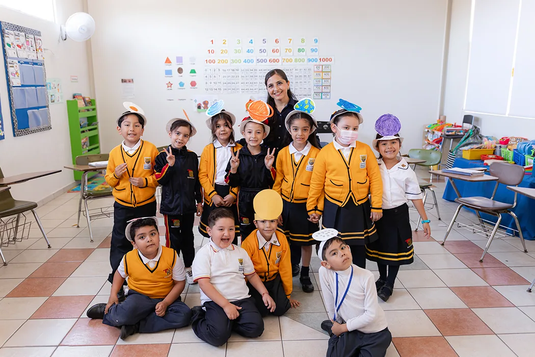 Alumnos de primaria con su maestra en el Campus La Mesa